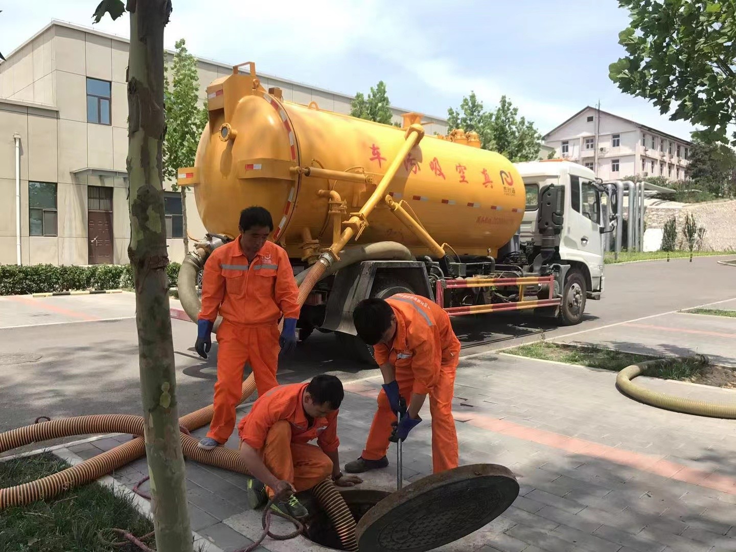 临桂管道疏通车停在窨井附近