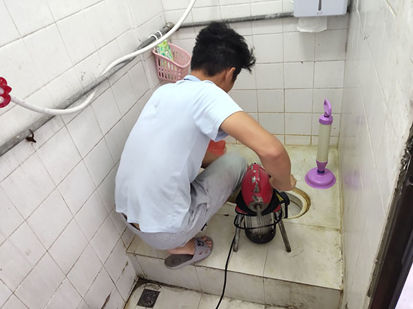 临桂肥皂掉到马桶里把马桶堵住了怎么办？马桶堵住了怎么办